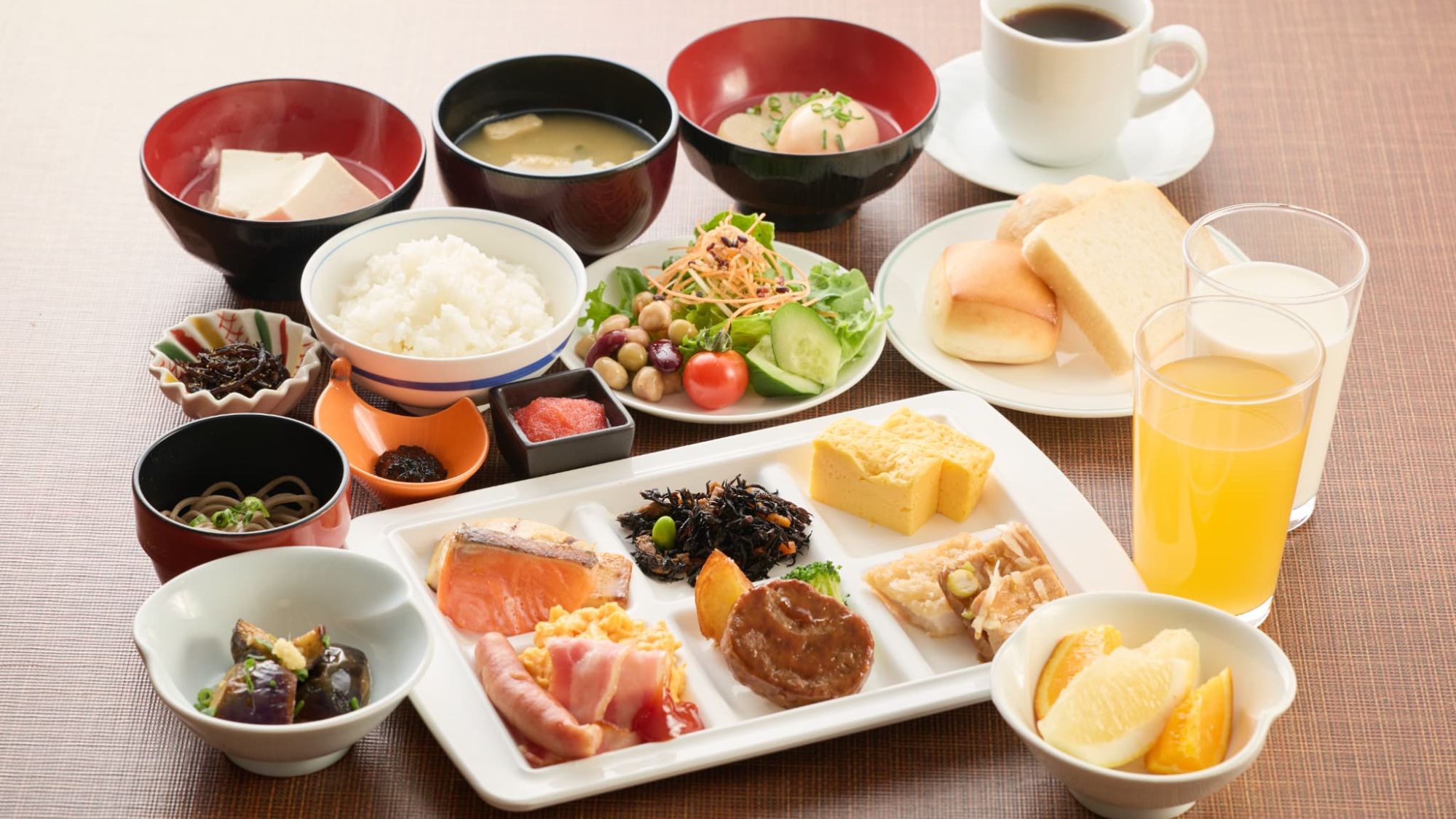 【朝食｜充実のラインナップ】品数豊富だから毎日食べても飽きない。朝から至福の時間を。