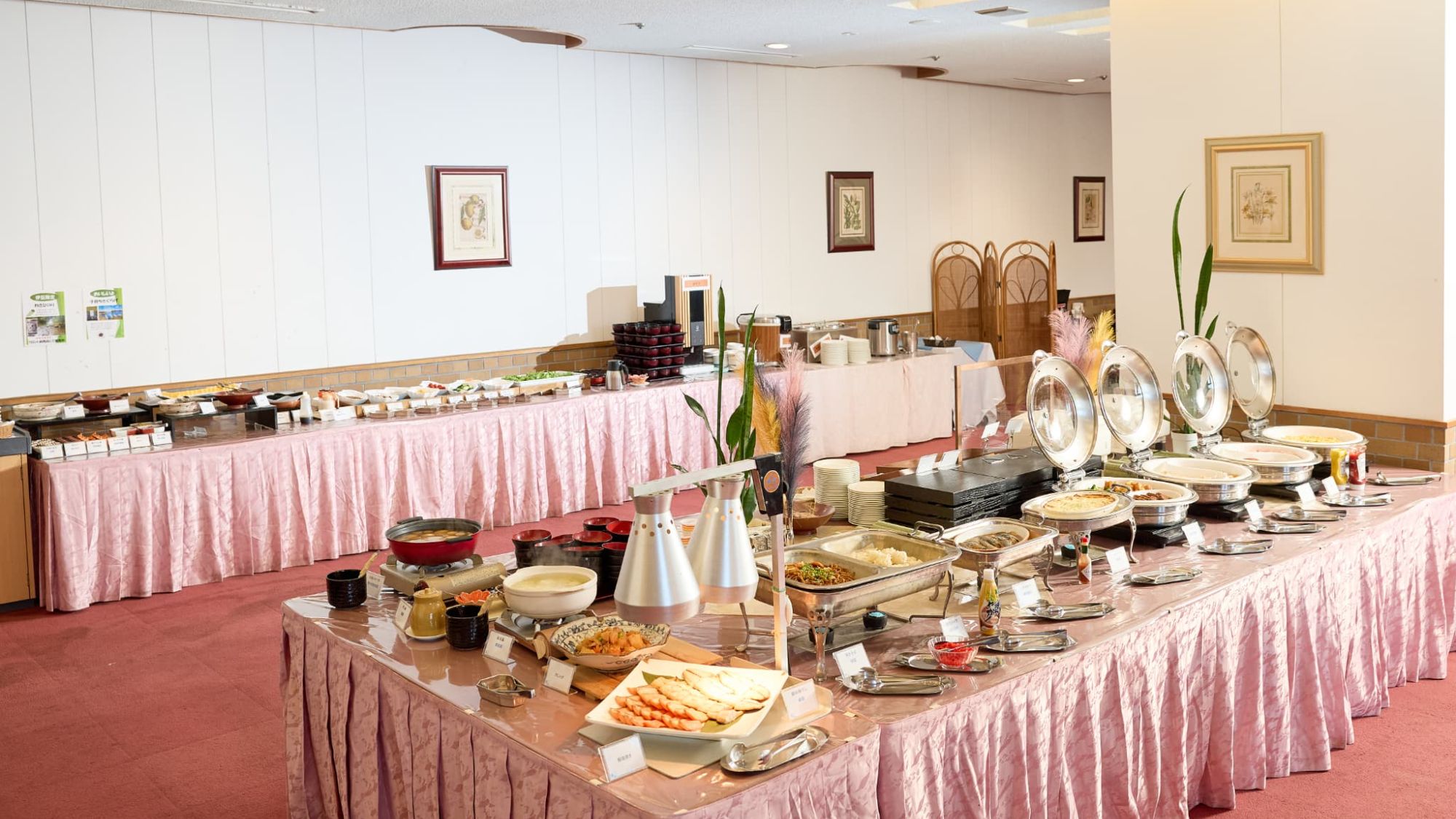 【朝食｜和洋バイキング】品数豊富なメニューが勢揃い。広々とした会場で清々しい一日の始まりを。
