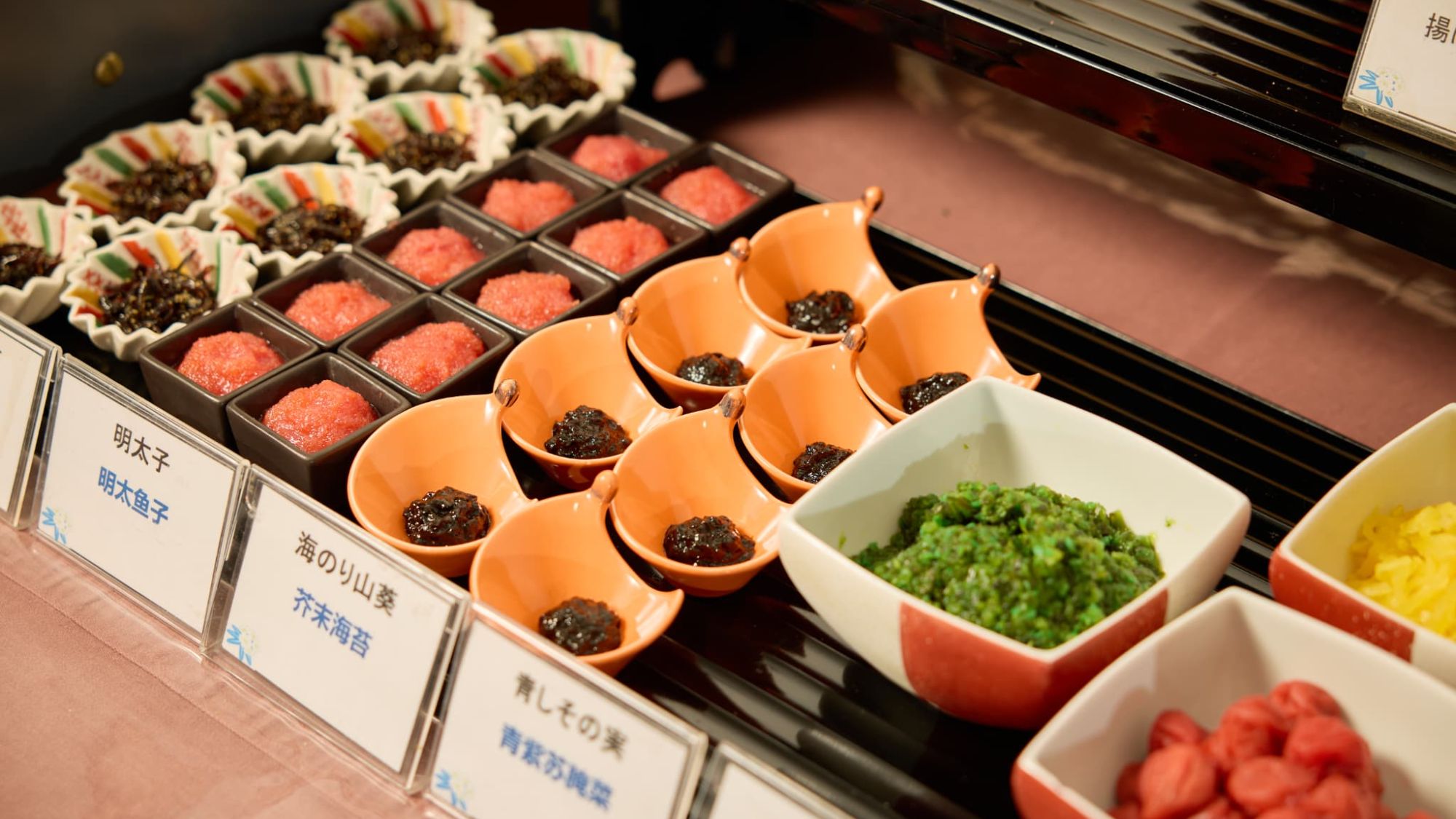 【朝食｜一口小鉢】梅干しや漬物など、ご飯をより美味しくする名脇役たちが勢揃い。