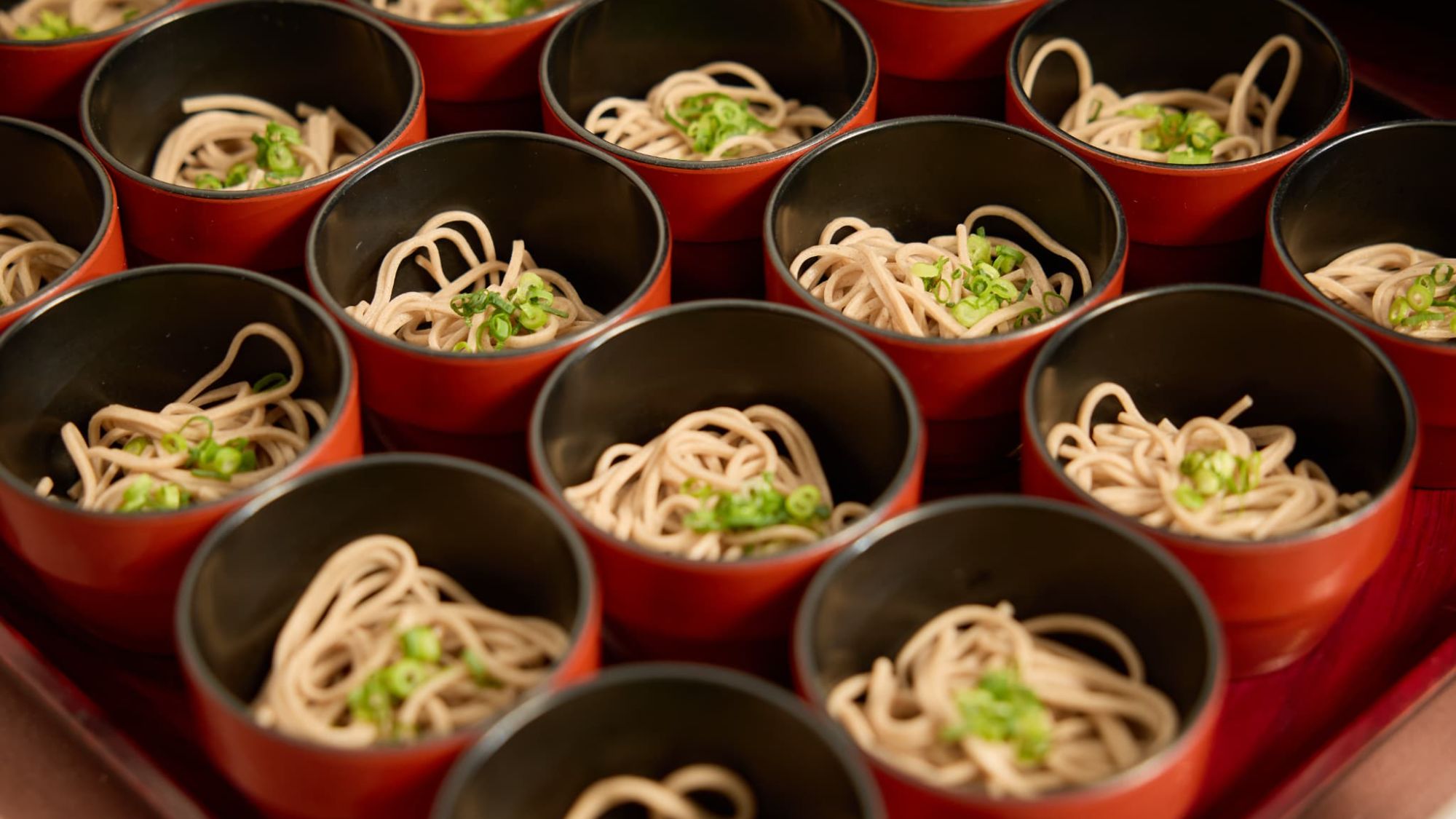 【朝食｜一口麺】小分けになっているので食べやすい。お好みの薬味を添えて。