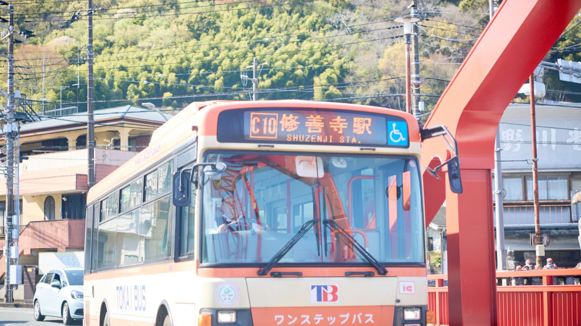 【周辺スポット｜修善寺駅バス】温泉街や各名所へ。移動中も車窓からの景色を楽しめる、便利な地域の足。