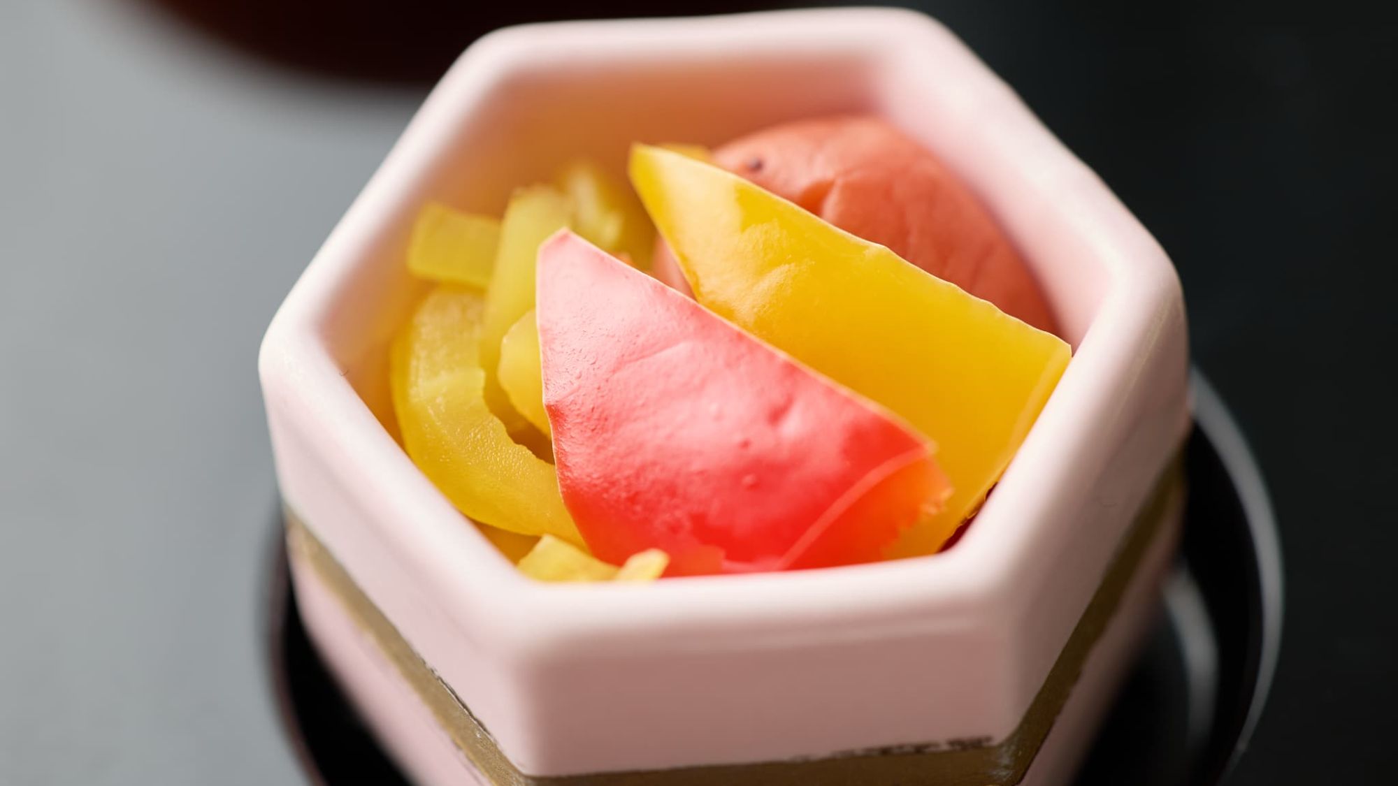 【朝食｜小鉢メニュー】食感も楽しい色鮮やかなお漬物。