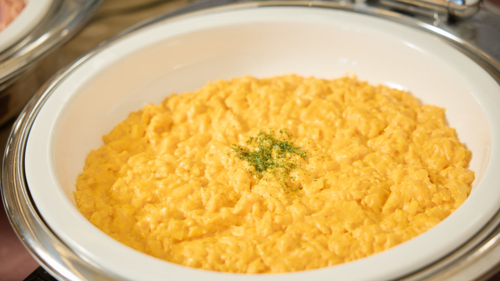 【朝食｜ふわとろスクランブルエッグ】絶妙な火加減で仕上げた、口当たりの優しい卵料理。
