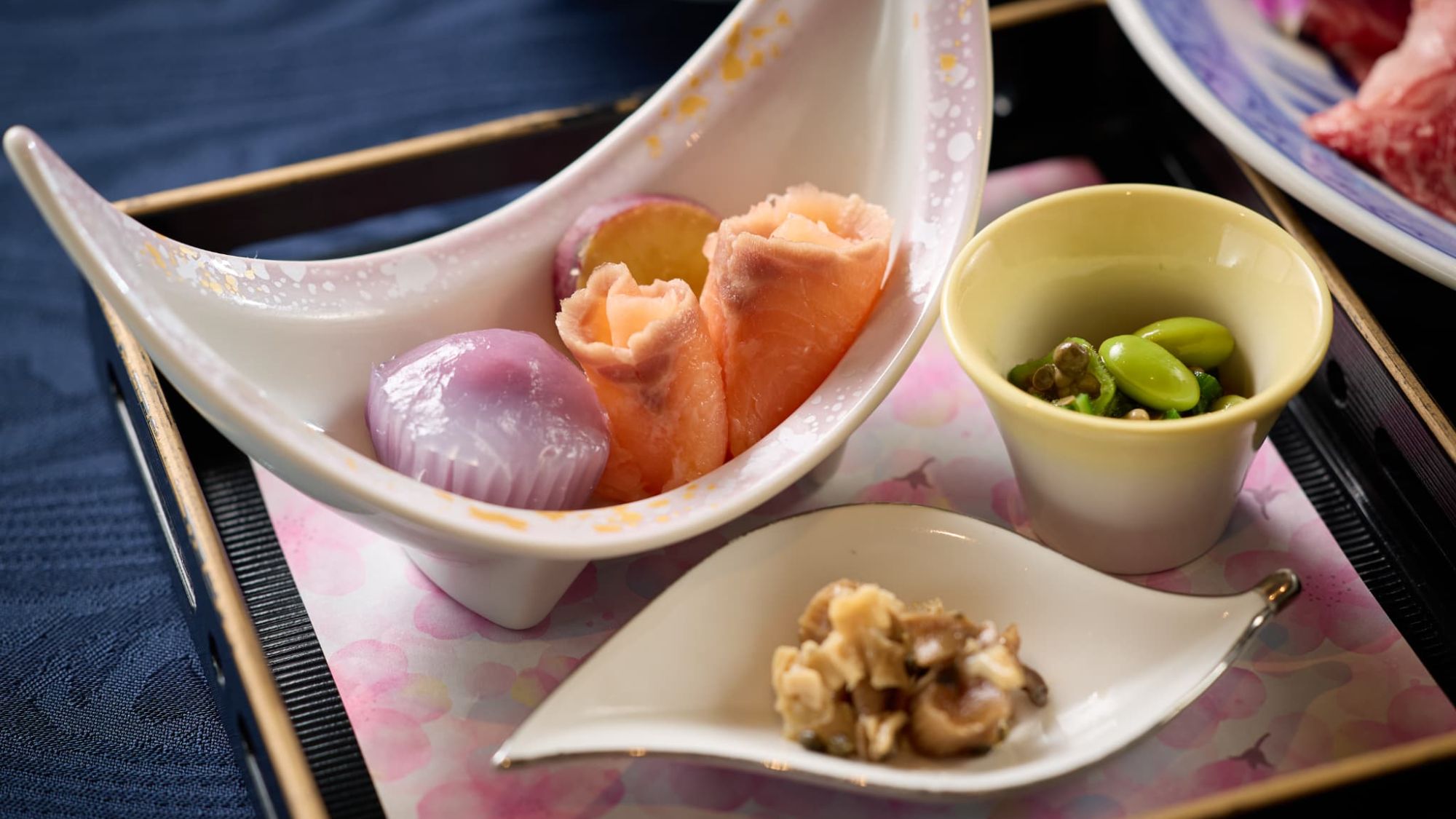 【夕食｜季節の逸品】目でも楽しめる華やかな盛り付け。伊豆ならではの味覚を少しずつ贅沢に。