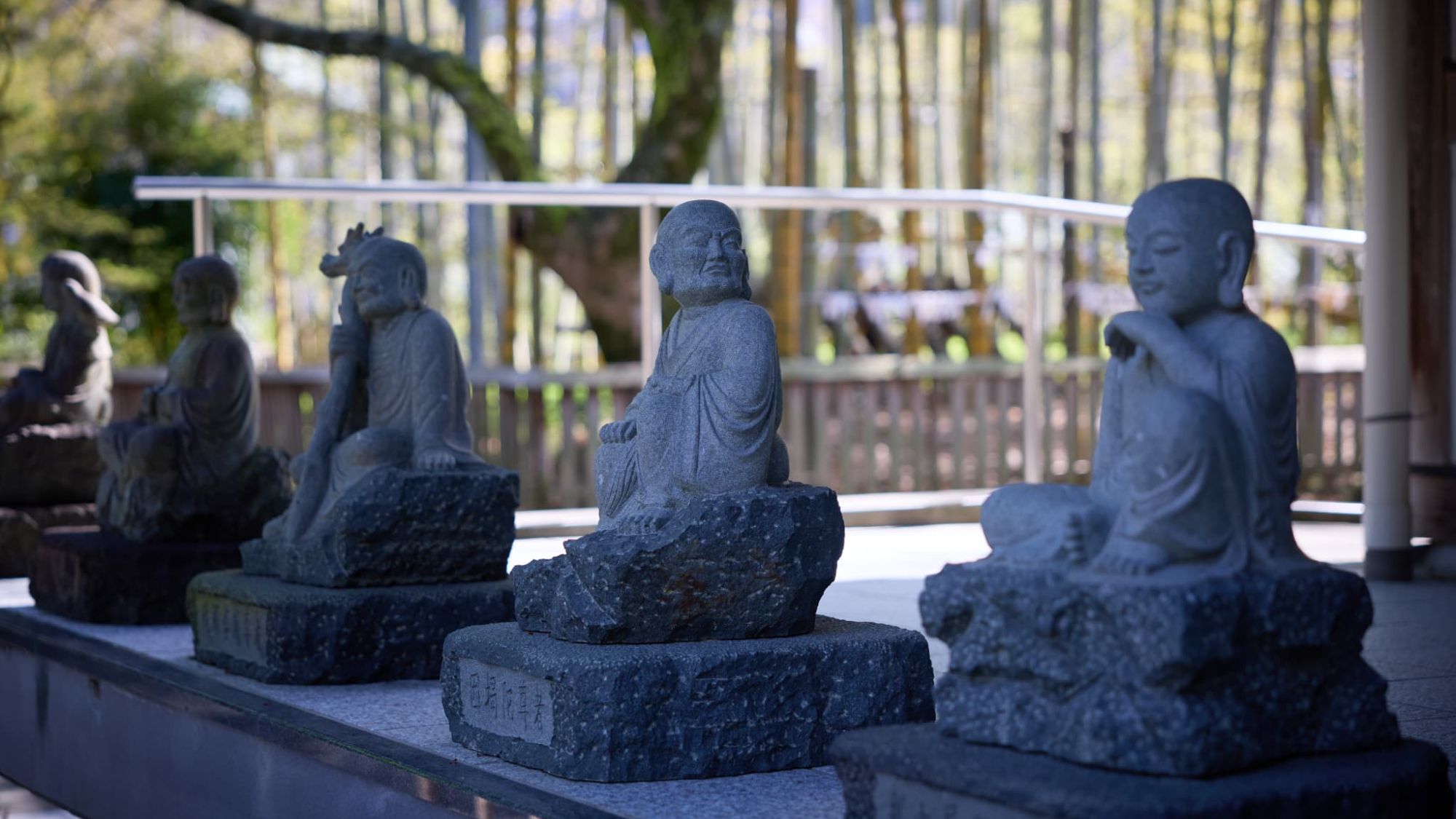 【周辺スポット｜修禅寺】穏やかな表情の石像が並ぶ。一体一対、異なる表情を眺めながら歩く時間。