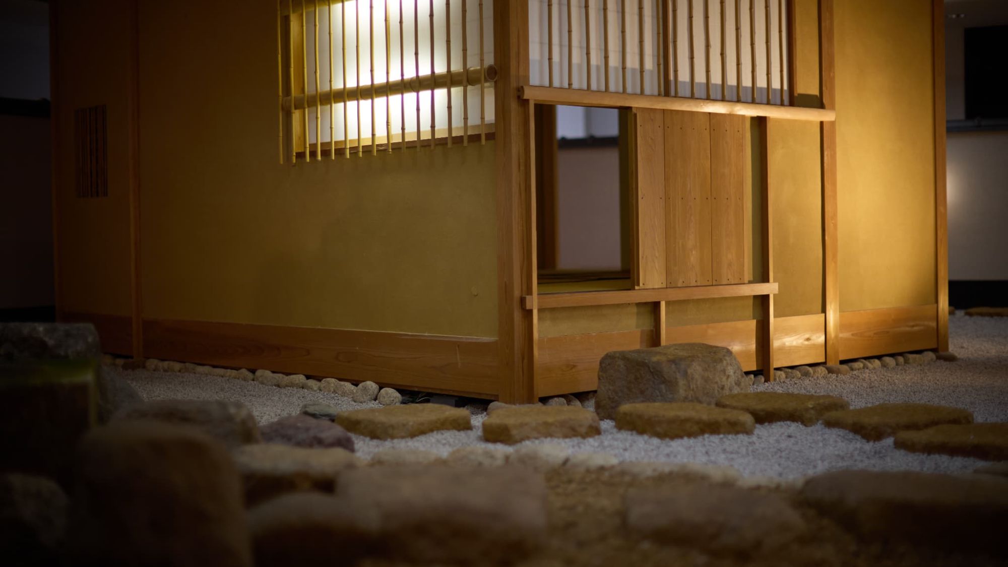 【館内｜園庭茶室】静かに佇む茶室の風情。木の温もりと柔らかな灯りに包まれる、至高の休息。