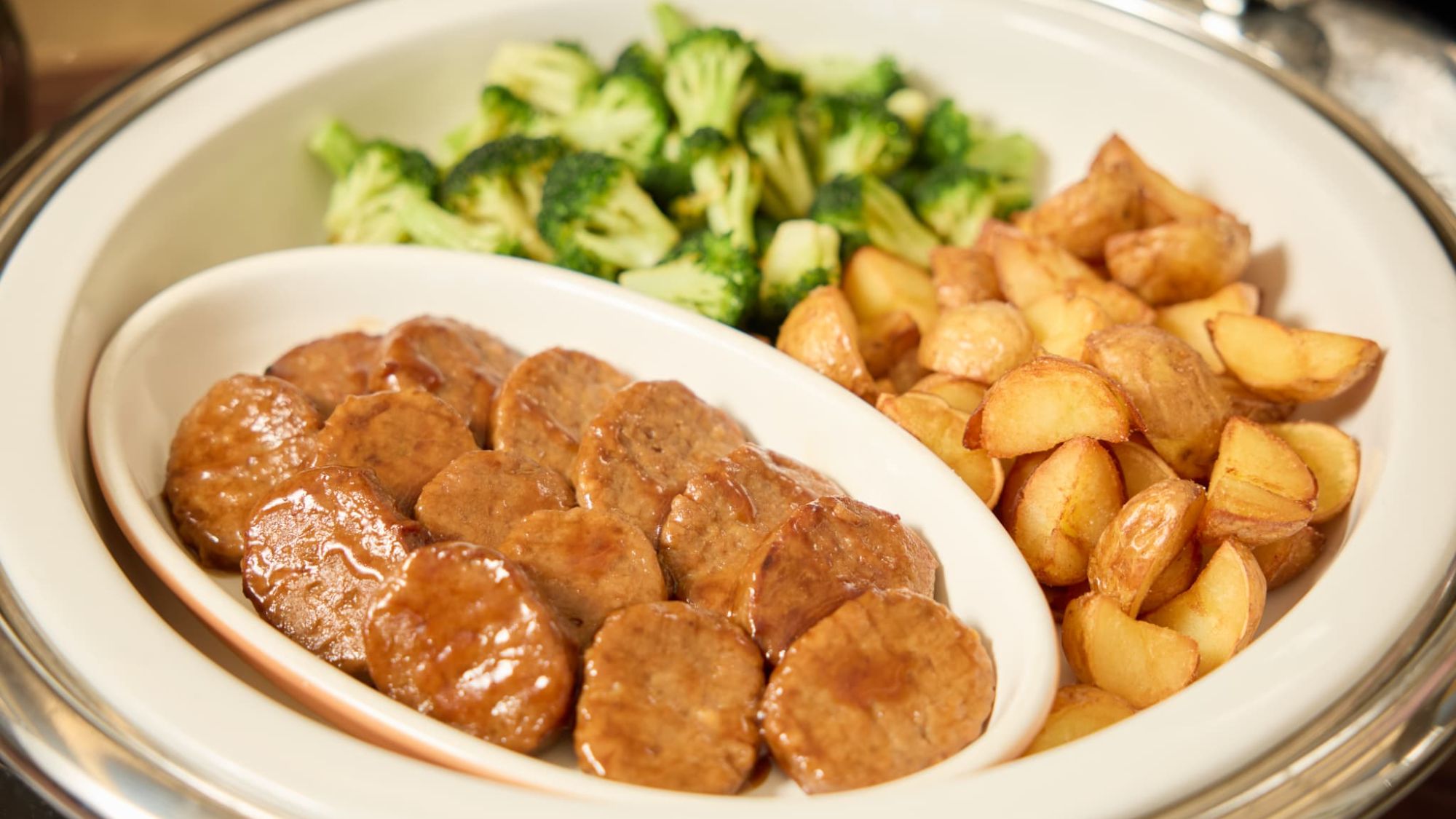 【朝食｜ハンバーグ＆ポテト】しっかり食べて一日元気に。食べ応えのあるメニューも豊富です。