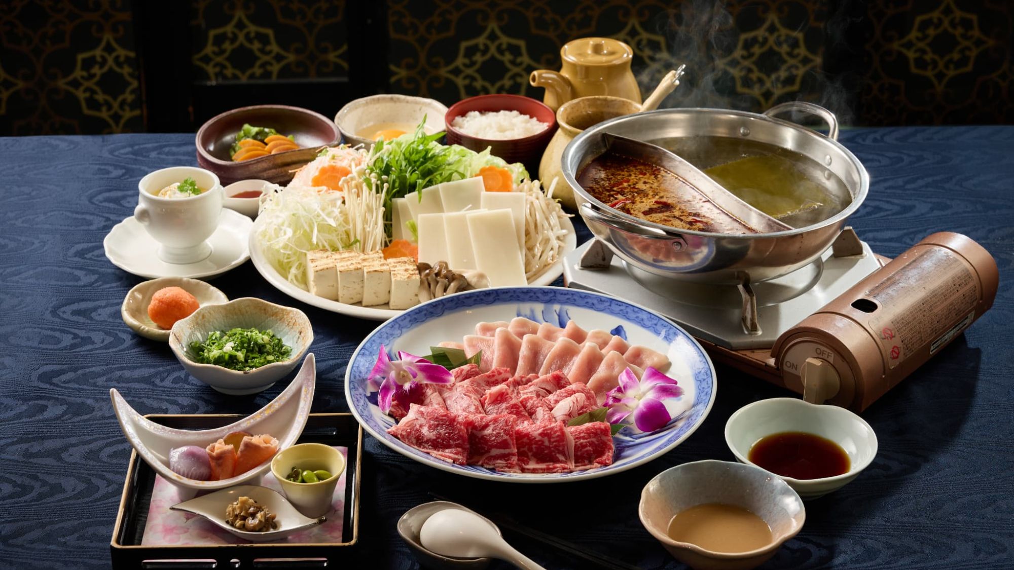 【夕食｜牛・豚しゃぶしゃぶコース】2種類の出汁で楽しむ火鍋スタイル。伊豆の山海の恵みを囲む贅沢な夜を