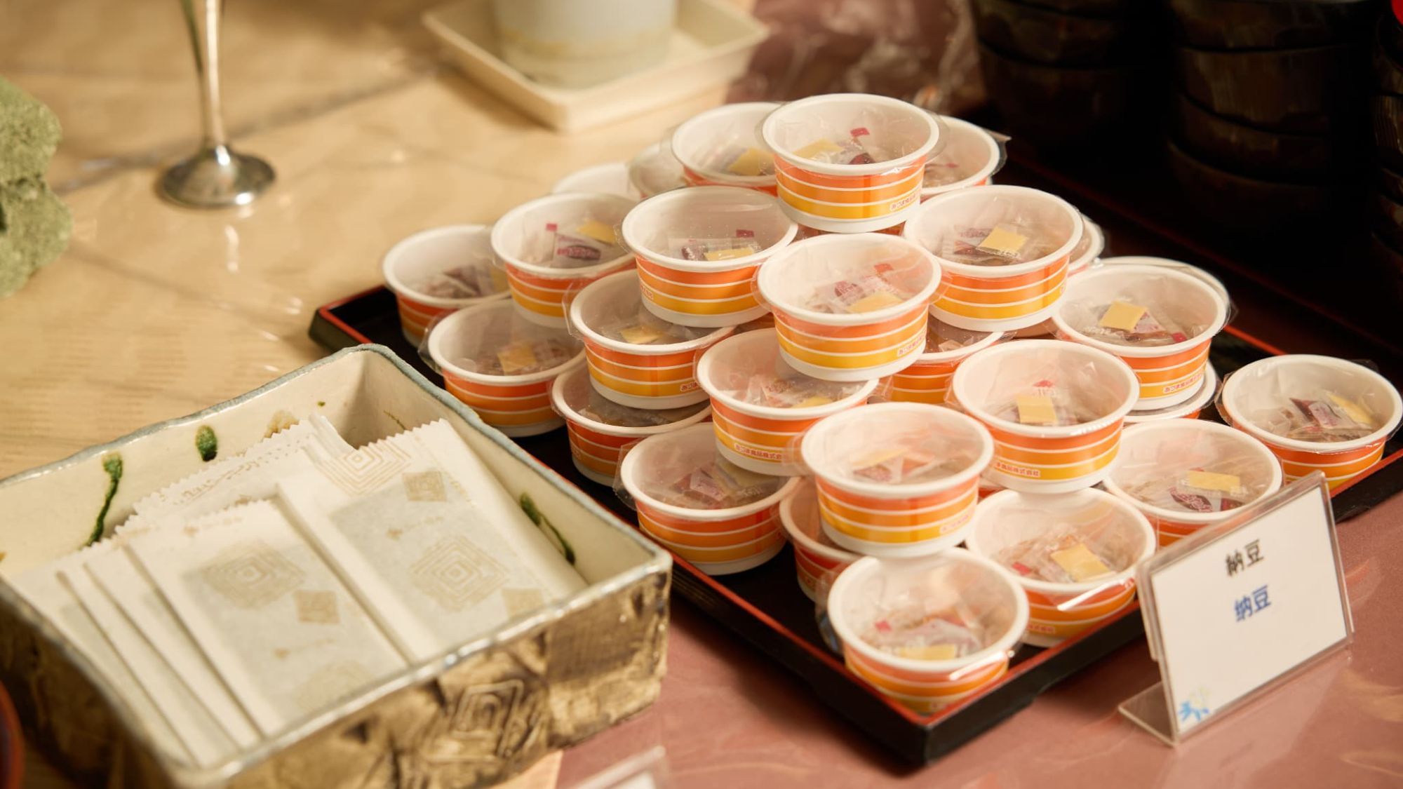 【朝食｜納豆】ご飯のお供に。小分けパックで衛生的にお召し上がりいただけます。