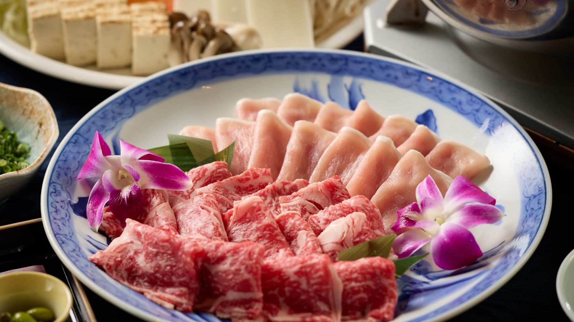 【夕食｜上質なお肉と共に】出汁との相性を追求した厳選肉。噛むほどに広がる甘みと旨みを存分に。
