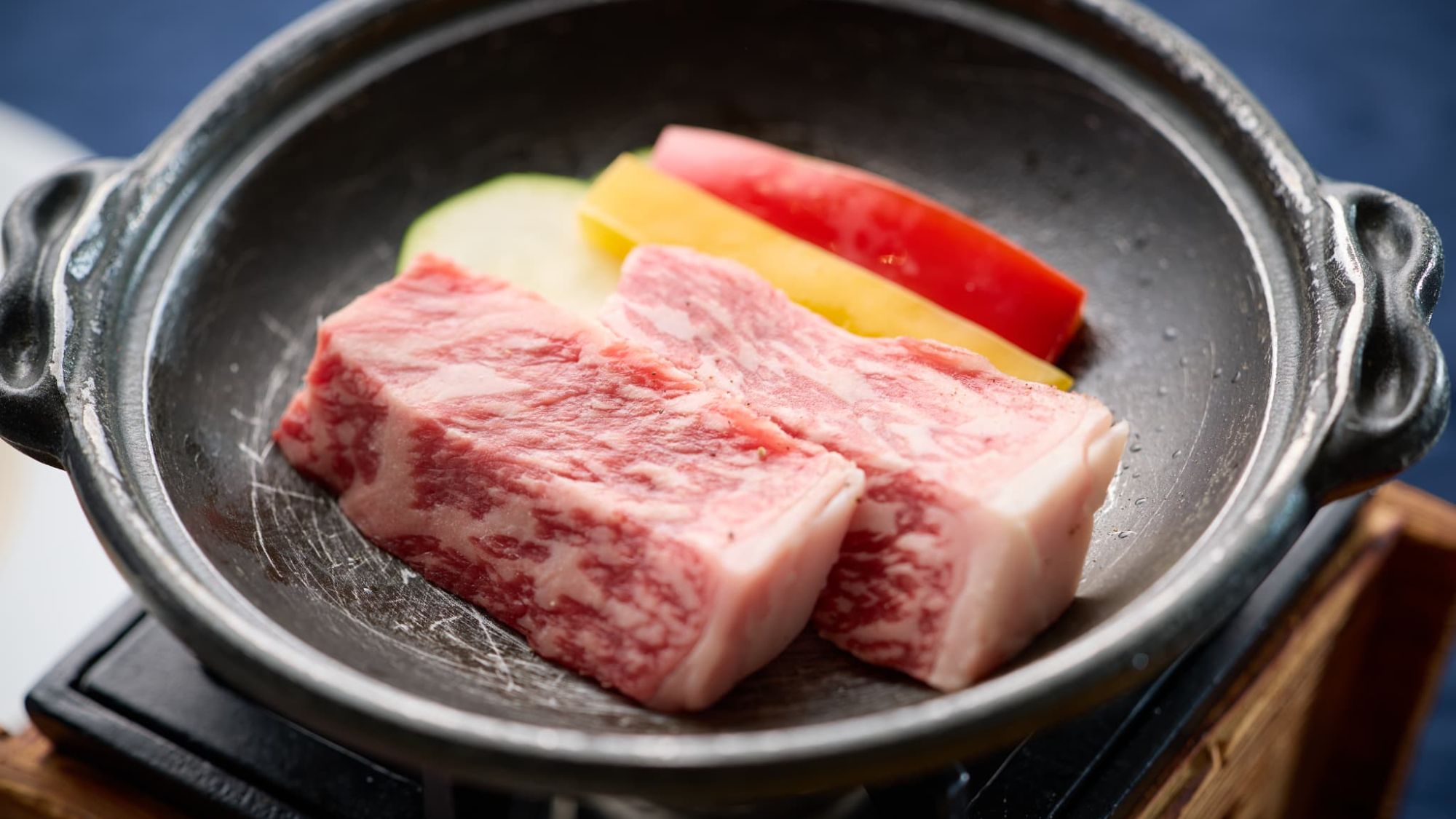 【夕食｜和牛の陶板焼き】溢れる肉汁と和牛の香りがたまらない。お好みの焼き加減で楽しむ贅沢。
