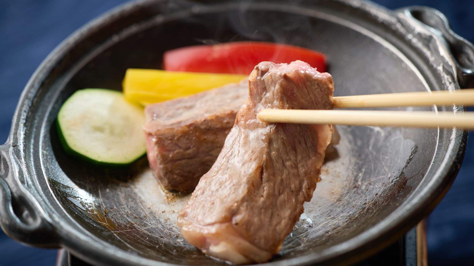 【夕食｜特選肉料理】彩り野菜を添えた厚切り和牛。和食の枠を超えた満足感のある一皿をご用意。