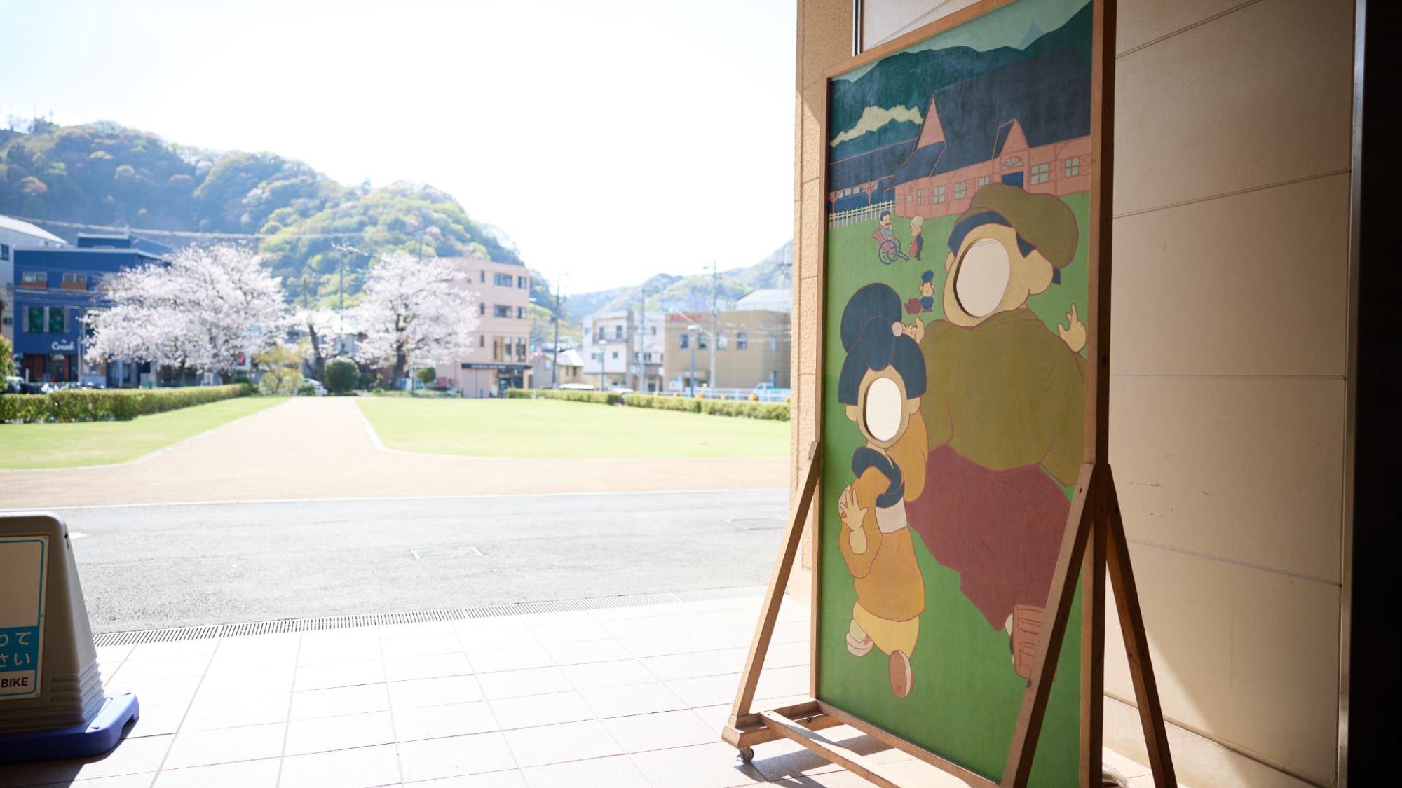 【周辺スポット｜修善寺駅】豊かな緑に囲まれたロケーション。深呼吸したくなるような清々しい旅の起点。