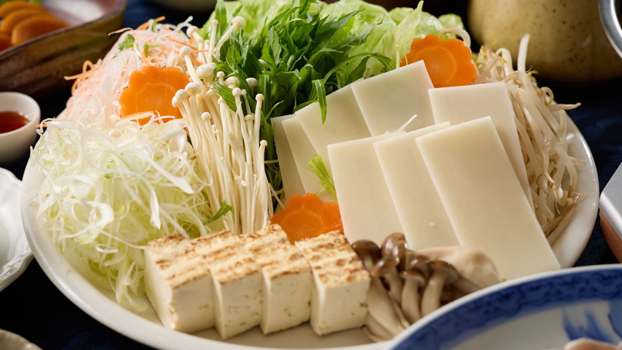 【夕食｜火鍋を彩る野菜】旬の野菜や豆腐など、ヘルシーでボリューム満点。彩り豊かな食材が並びます。