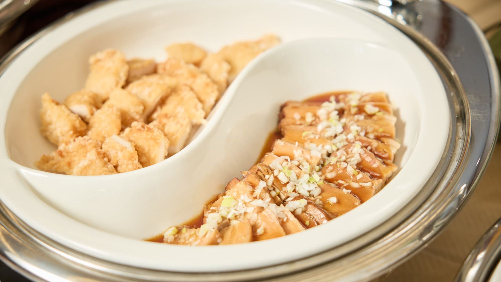 【朝食｜温製料理】多彩なラインナップが自慢のバイキング。できたての味を会場で。