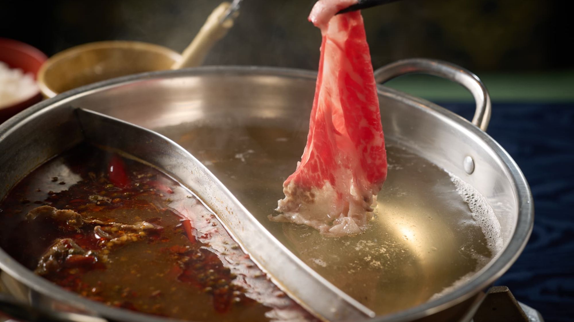 【夕食｜極上のしゃぶしゃぶ】黄金色の出汁でお肉の旨みを閉じ込める。シンプルだからこそ分かる質の高さ。