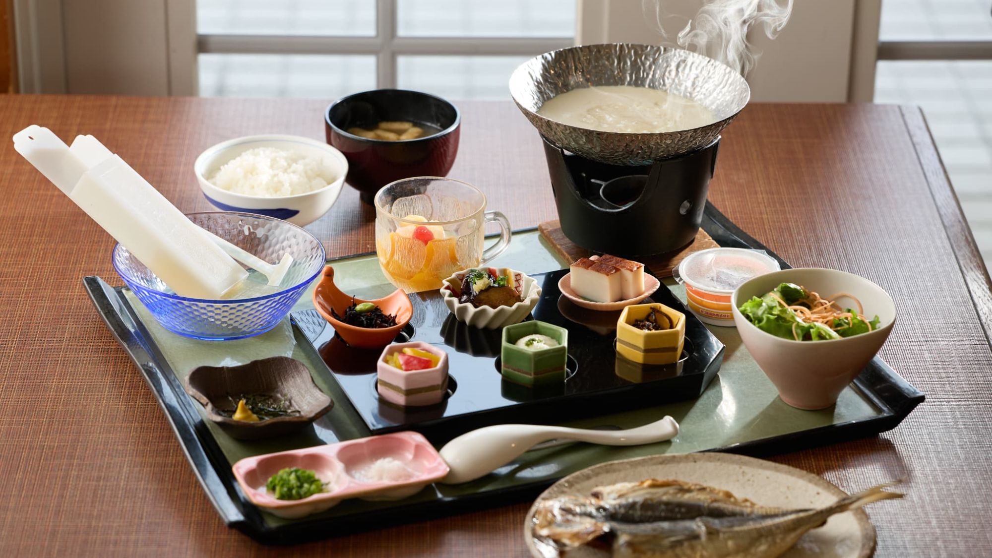 【朝食｜和朝食膳】色鮮やかな小鉢が並ぶ贅沢な朝。火を入れて仕上げる湯豆腐と共に、心温まるひとときを。