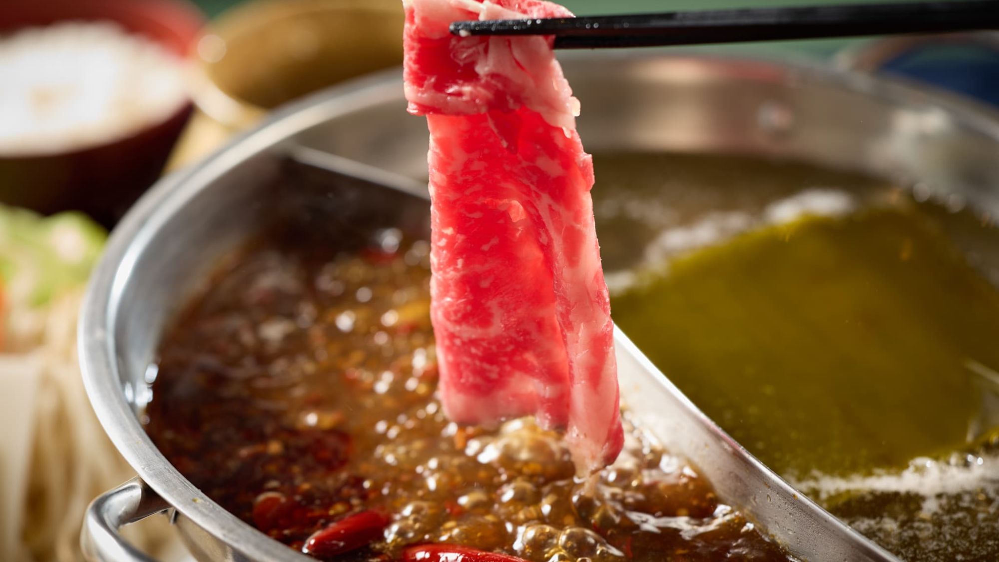 【夕食｜2種のこだわり出汁】ピリ辛の火鍋出汁で食欲アップ。お肉をサッと潜らせて、至高の一口。