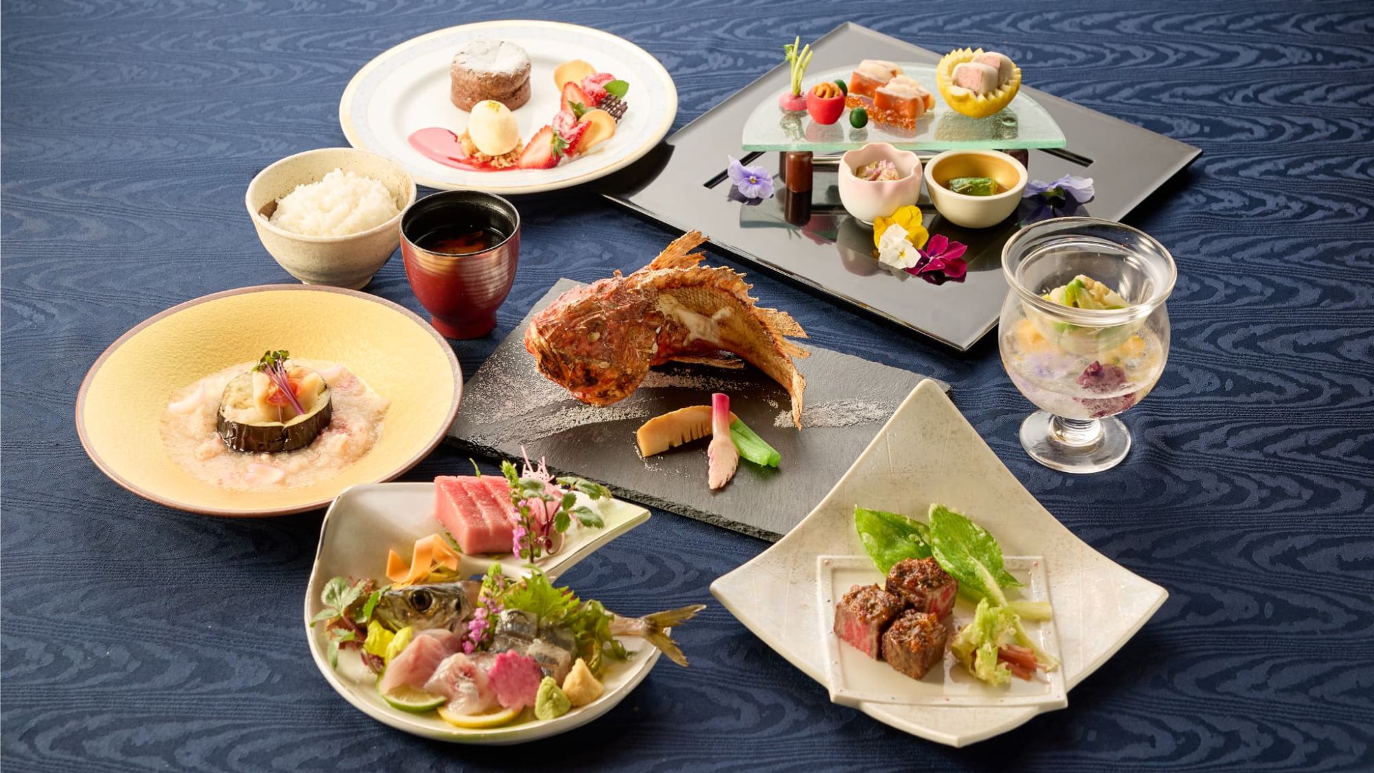【夕食｜コース】伊豆の恵みを凝縮した極上の御膳。五感で楽しむ贅沢な夜を演出します。