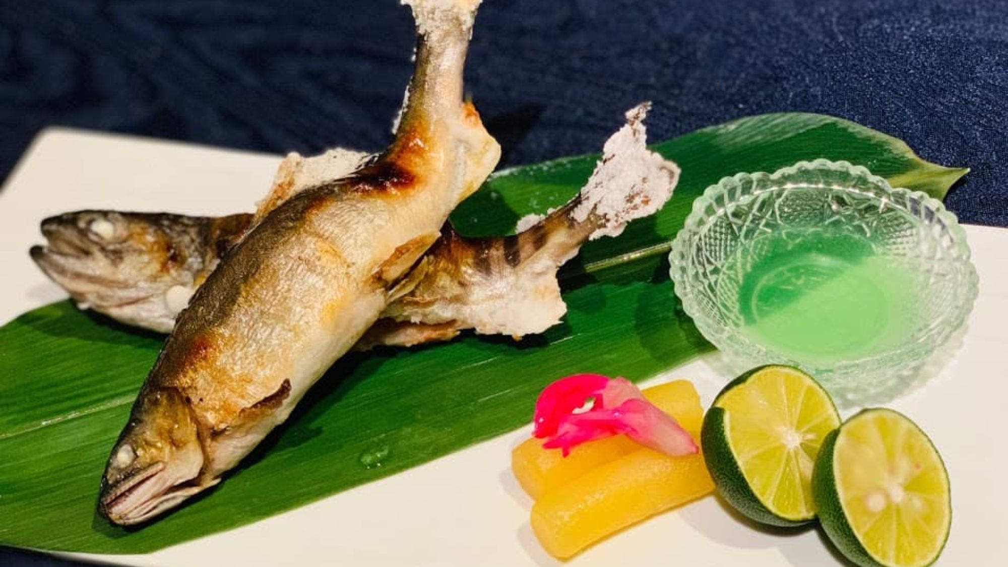 【別注｜鮎の塩焼き】夕食に彩りを添える一皿。パリッとした皮目とふっくらした身が絶品。