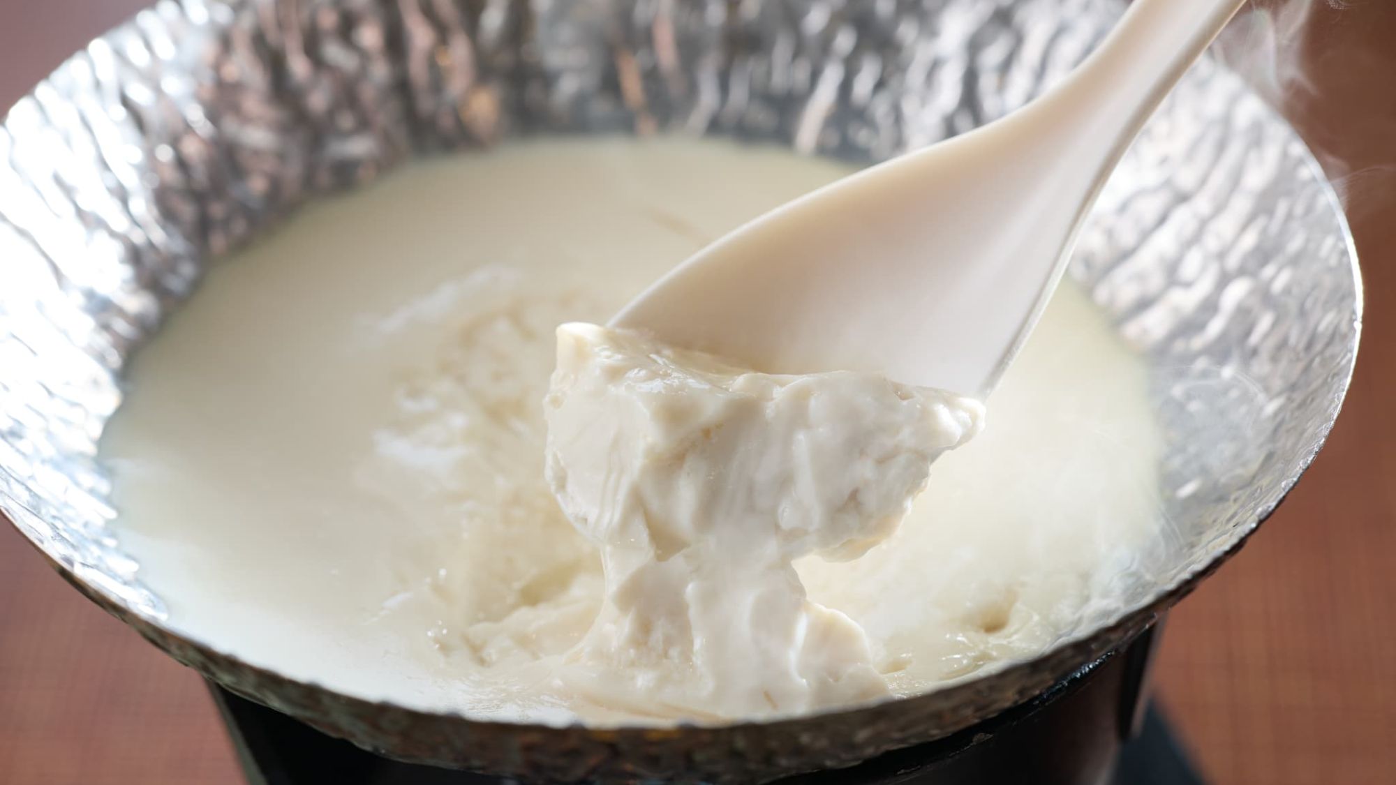 【朝食｜出来立て湯豆腐】お席で火を入れるから熱々。とろけるような食感と大豆の甘みが広がる優しい味わい