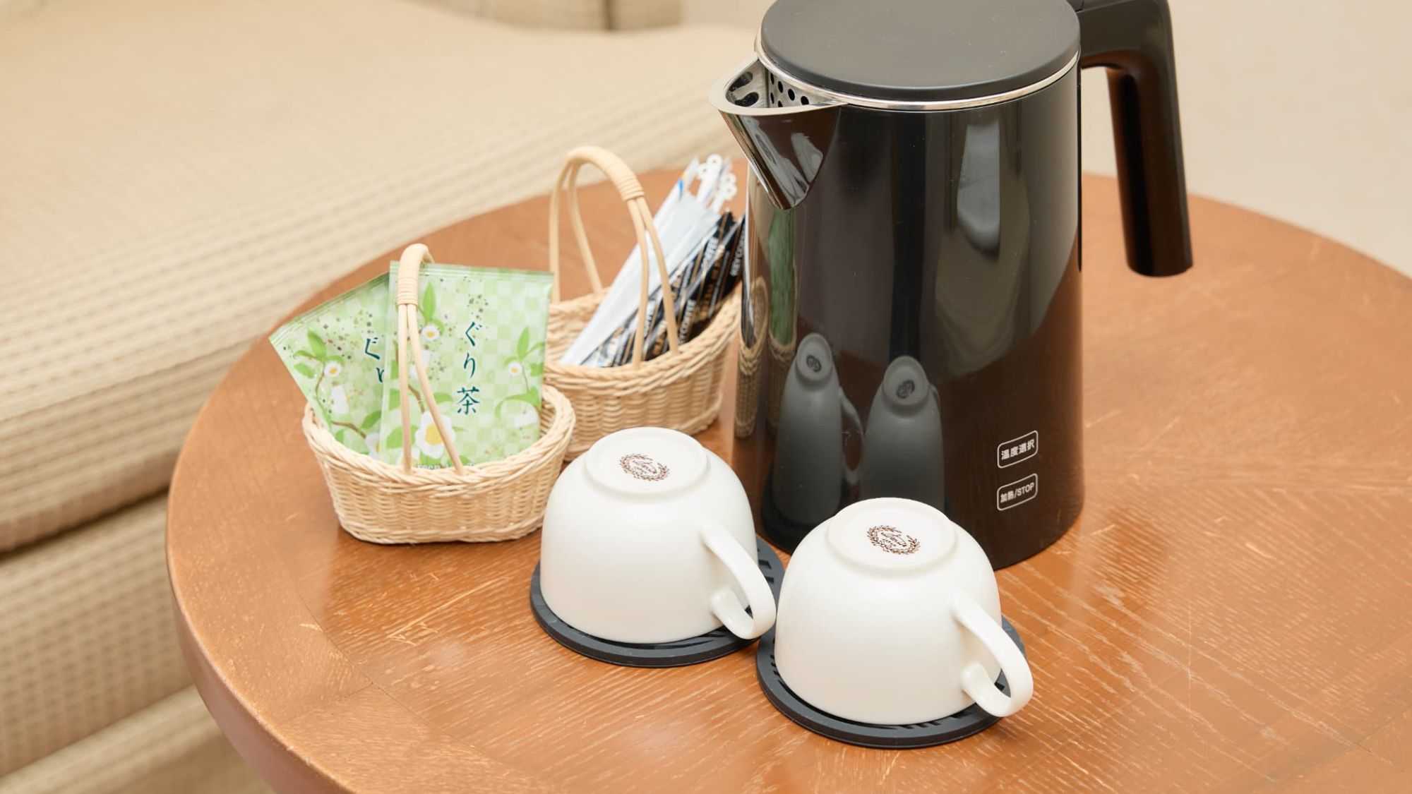 【客室備品】電気ケトル・茶器セット