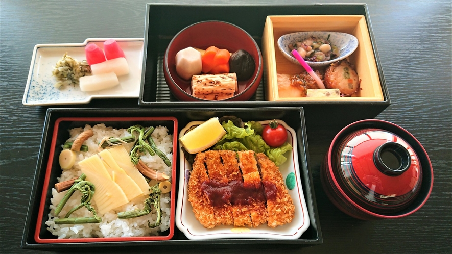 【昼食】竹の子ご飯と能登ポークカツセットのお弁当です※イメージ