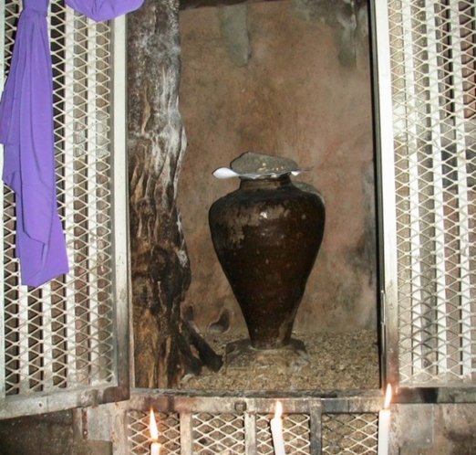 シルミチューの中に祭られている壺