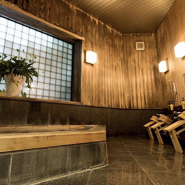 和（わ）の湯は、木のぬくもりを感じる大浴場です。懐（かい）の湯と同じく、新しい源泉を注ぐ放流式です。