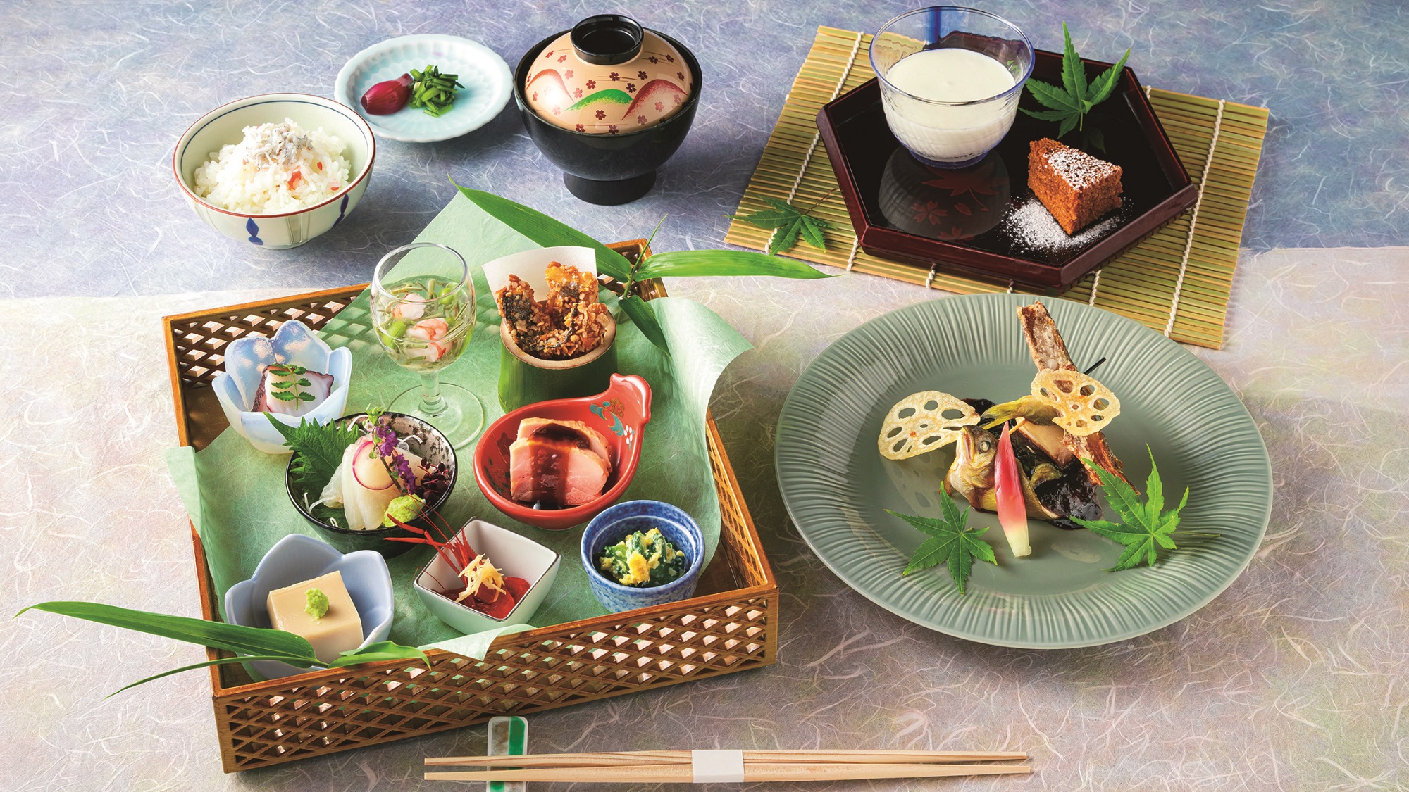 8種の料理が散りばめられた箱盛りに、鮎の田楽や甘味まで、多彩な料理が味わえるランチ限定御膳