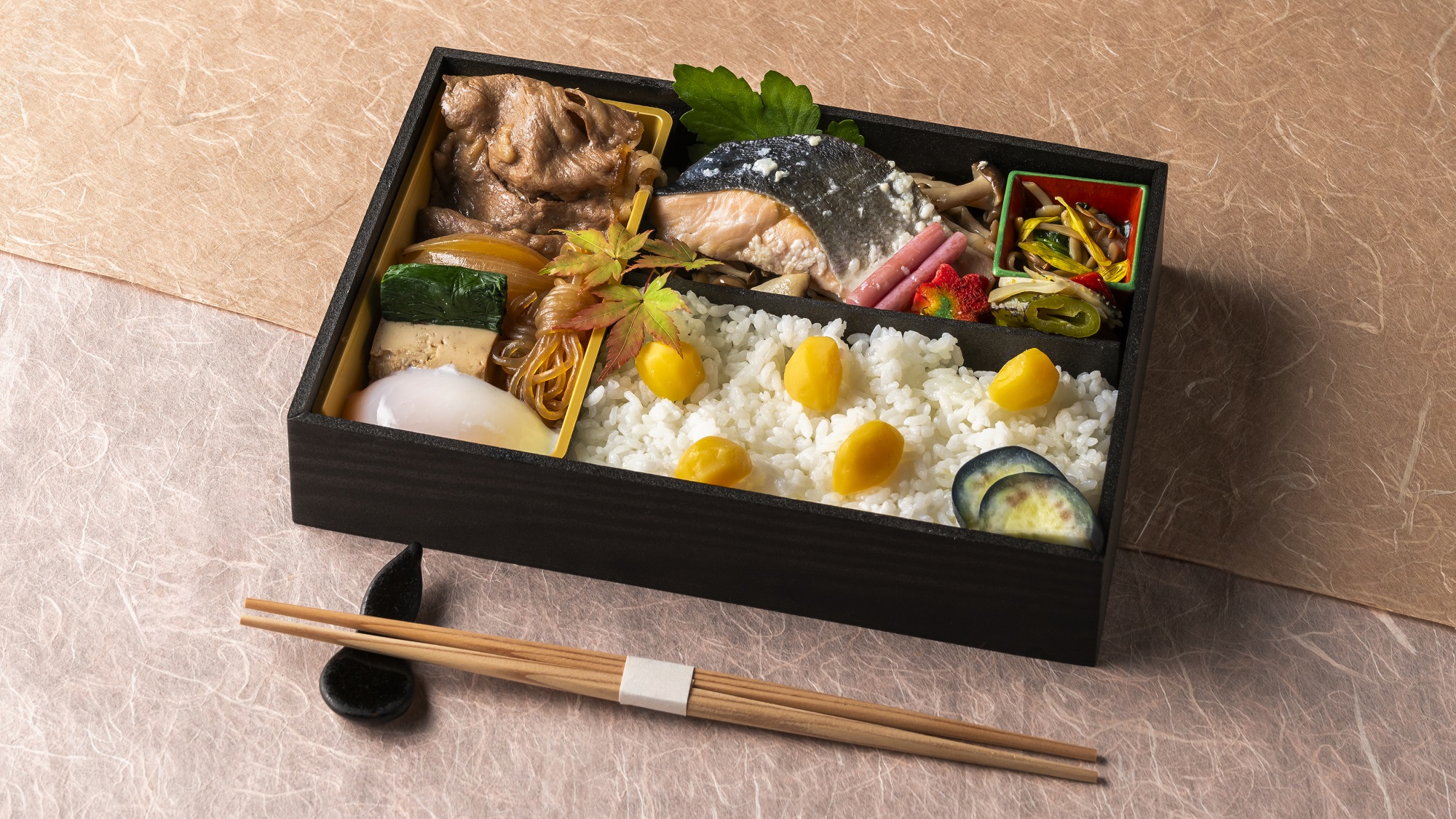 テイクアウト限定「秋鮭牛すき弁当」2000円