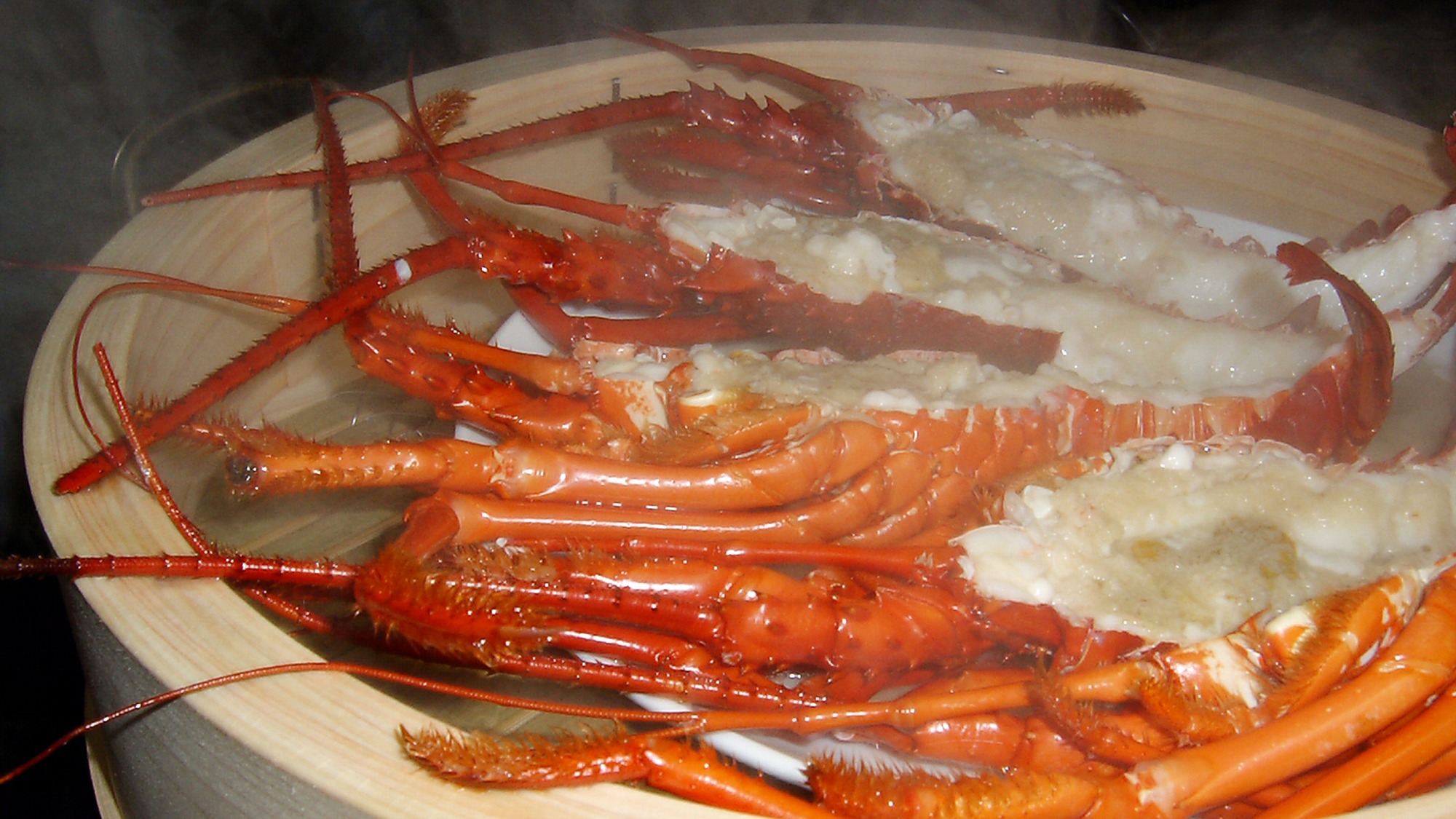 ・豪快に蒸し上げる伊勢海老の老酒蒸