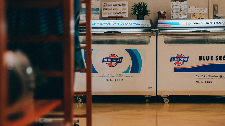 【コンビニ ヴィッテ】沖縄の定番ブルーシールアイスも購入いただけます。