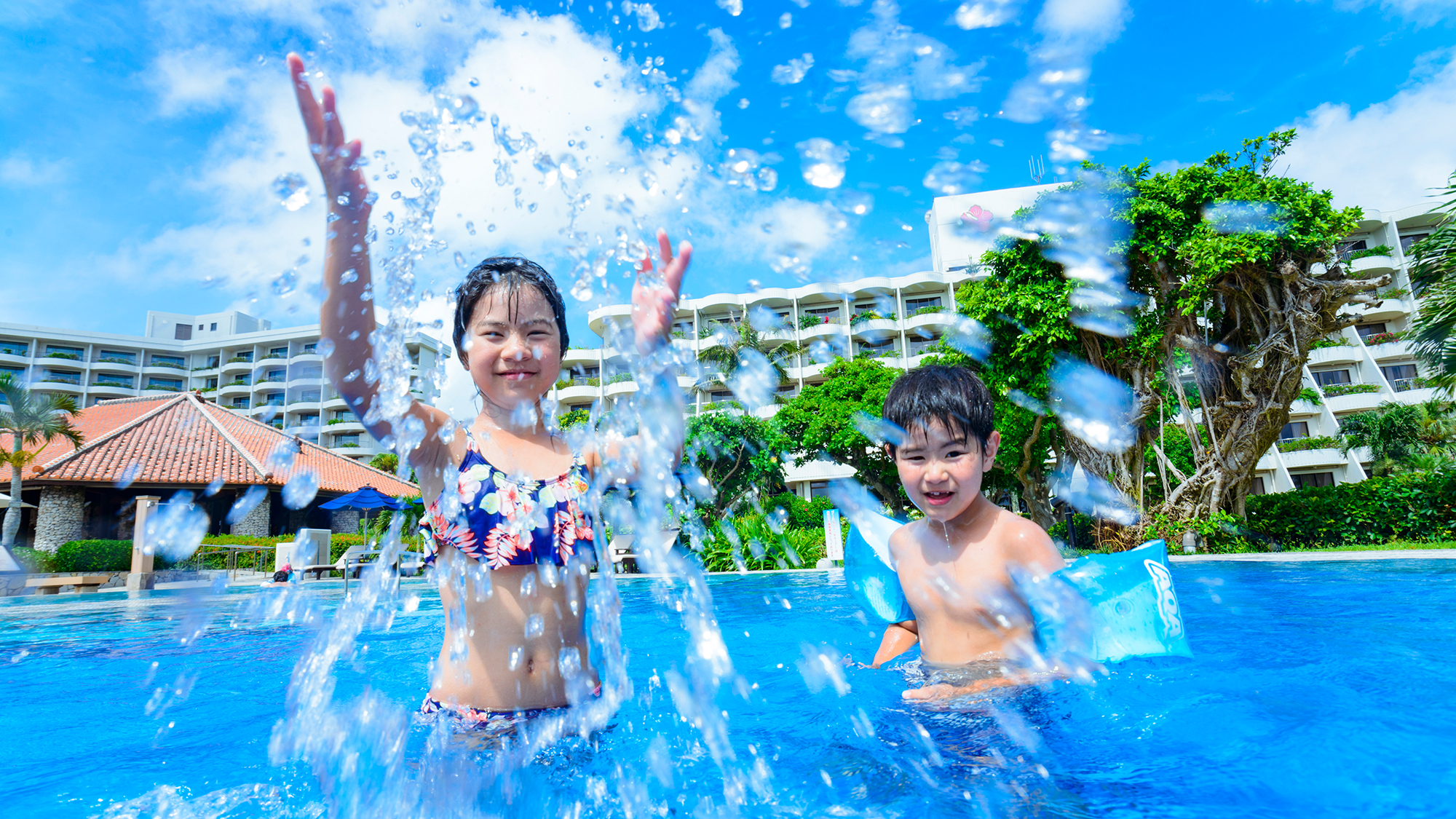リゾート気分たっぷりのプール