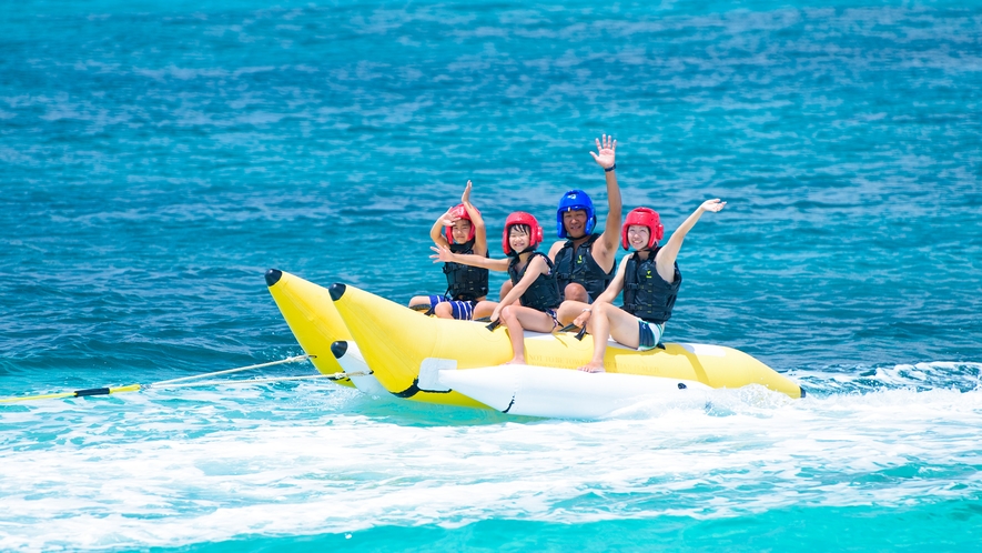【バナナボート】小さなお子様でも楽しめるバナナボート。ファミリーやグループで宮古島の海を満喫♪
