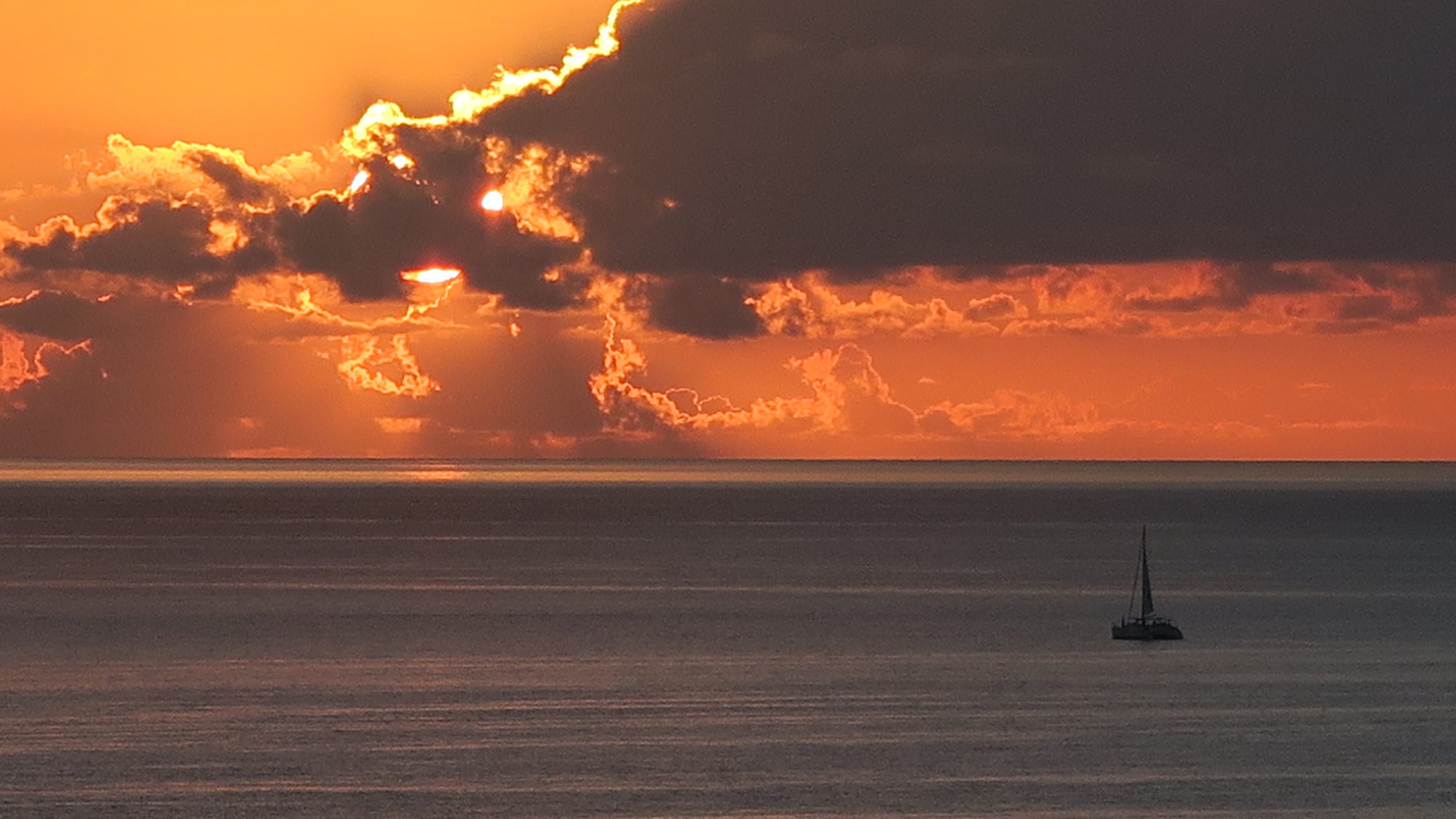 沈む夕日で海と空が青から赤へ変わります。