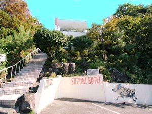 階段下が駐車場です