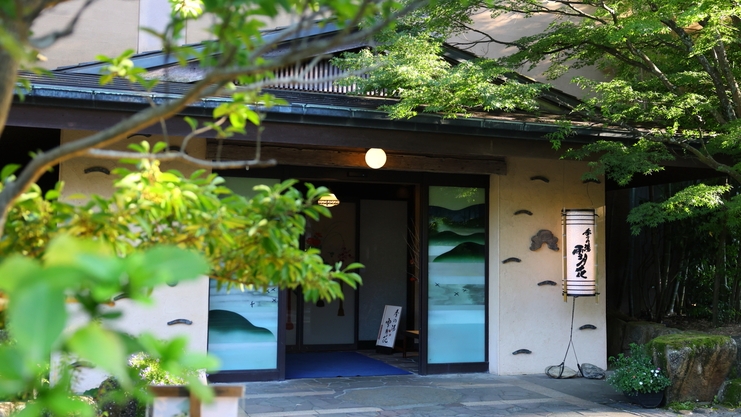 【スタンダード】★全室檜の露天風呂付★貸切露天風呂・湯上りドリンクなど無料サービス充実♪〜1泊2食付