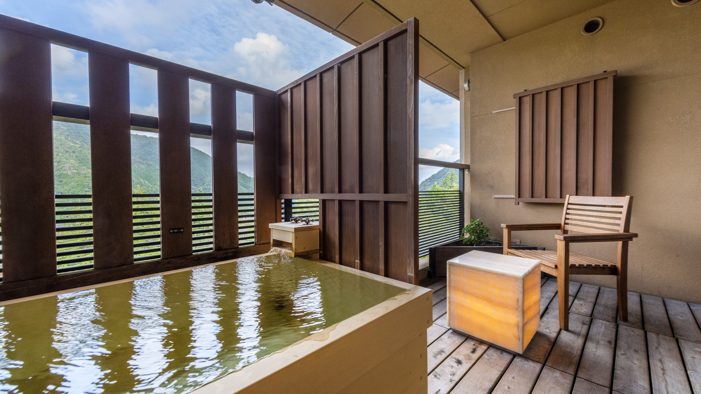 【客室テラス露天風呂】全客室に檜の露天風呂完備☆※客室露天は温泉ではございません