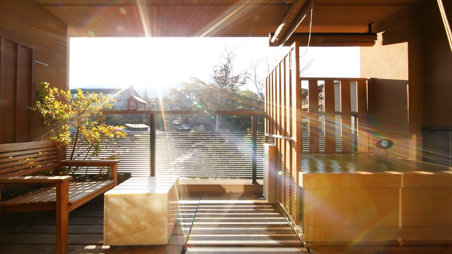 【客室テラス露天風呂】朝は、光り輝く朝陽と共に優雅な朝の湯浴を…♪