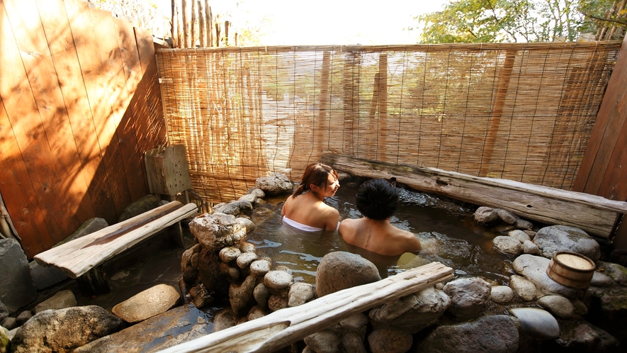 【貸切露天風呂：満天】岩造りの露天風呂。カップルやご夫婦でゆったり、贅沢な源泉かけ流し♪