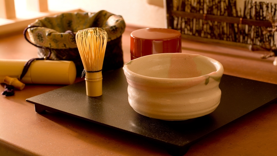【客室】お部屋にご用意した抹茶セット。お茶をたてて、和の趣きを楽しむ。