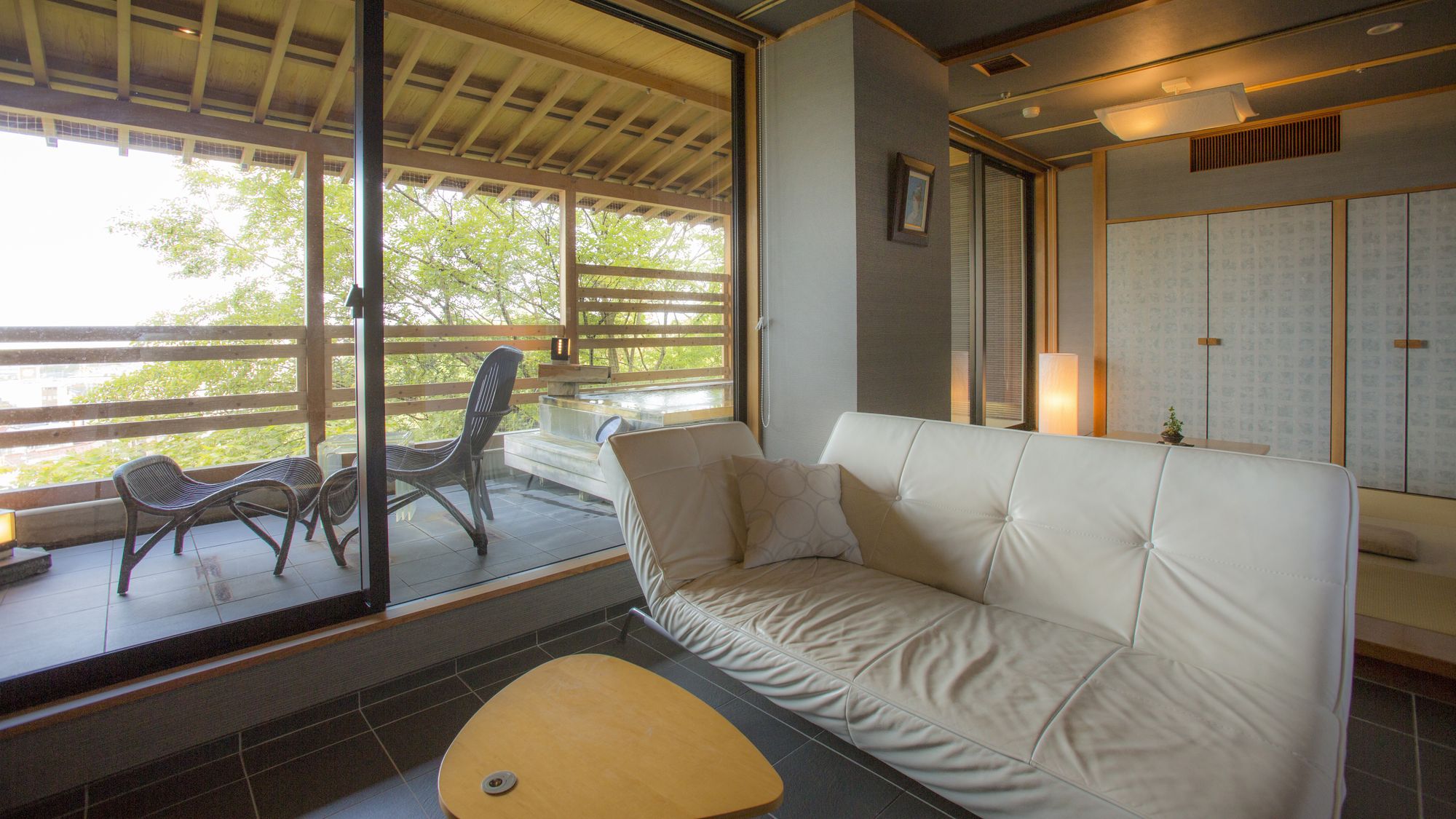 【源泉かけ流し 露天風呂付き客室】658号室・墨石(ぼくせき)石の浴槽の一例