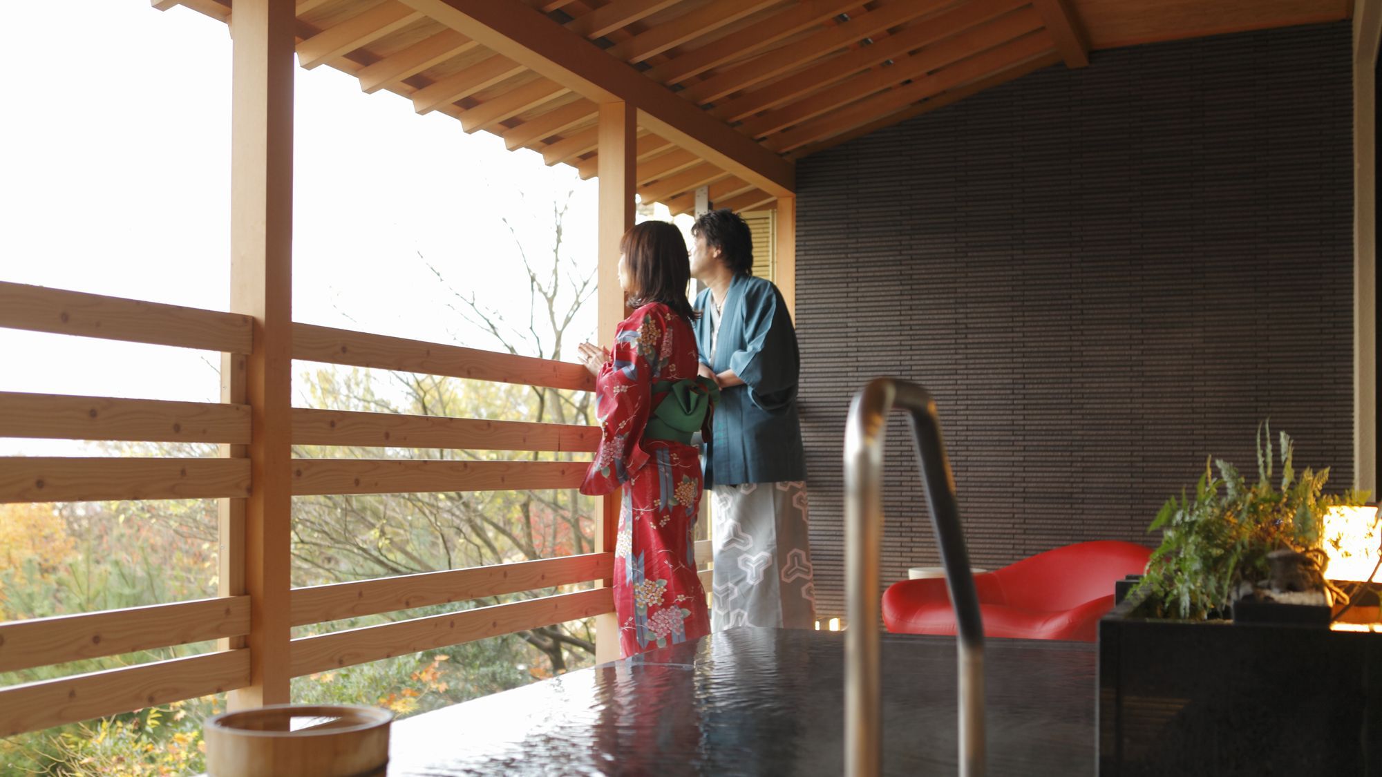 【源泉かけ流し 露天風呂付き客室】657号室・白樹(びゃくじゅ)御影石の浴槽の一例