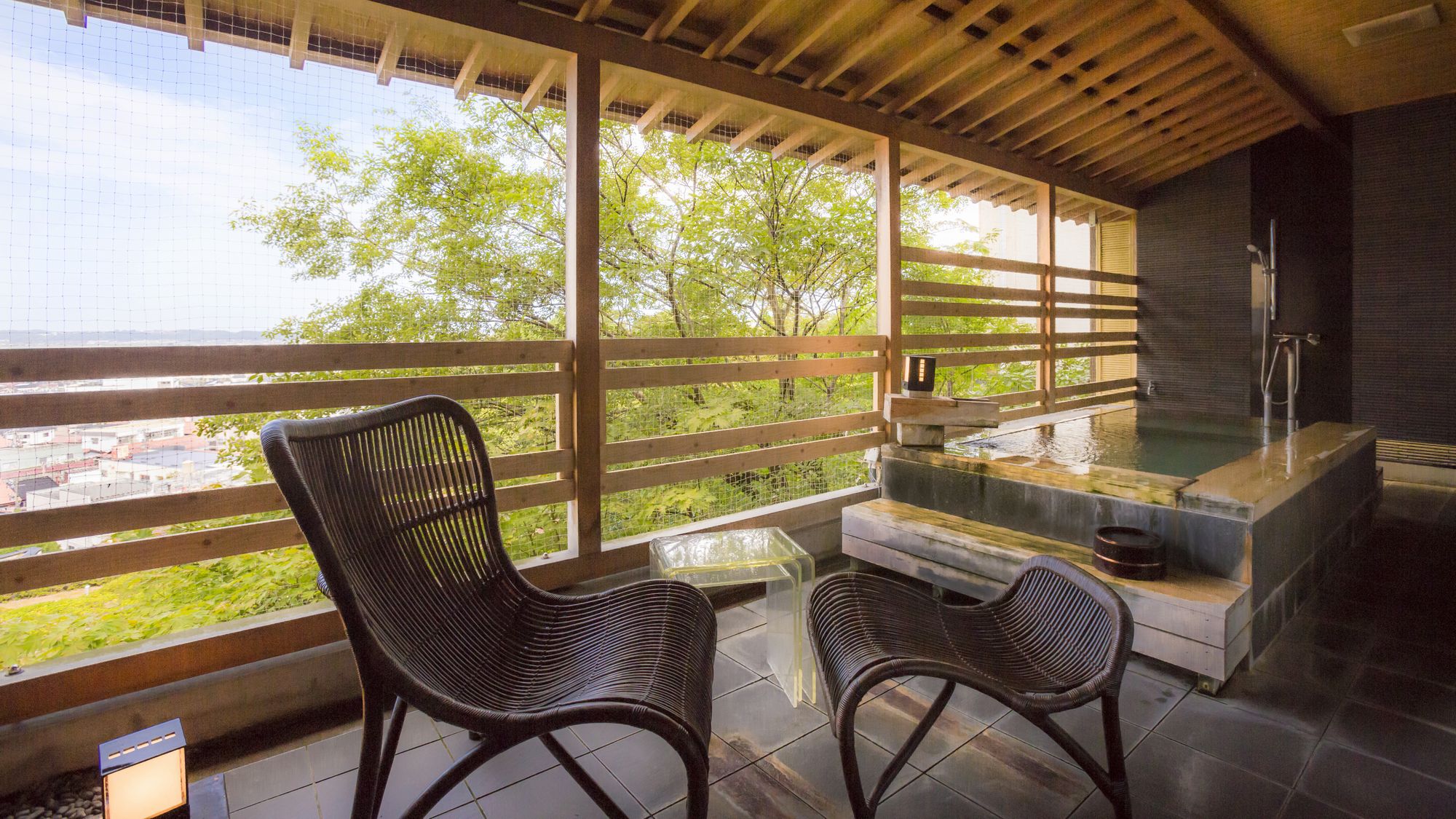 【源泉かけ流し 露天風呂付き客室】658号室・墨石(ぼくせき)石の浴槽の一例