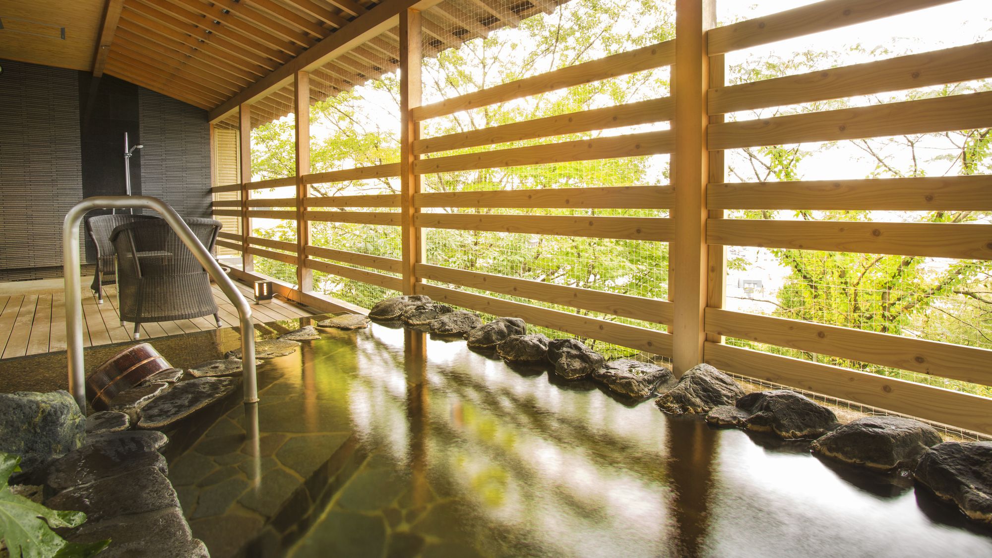 【源泉かけ流し 露天風呂付き客室】659号室・天磐(てんばん)岩の浴槽の一例