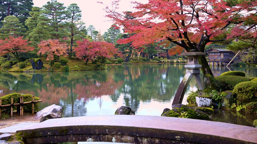 【秋の兼六園・ことじ灯篭】※石川県の有名観光スポット。紅葉が美しい。当館から車で約６０分程です