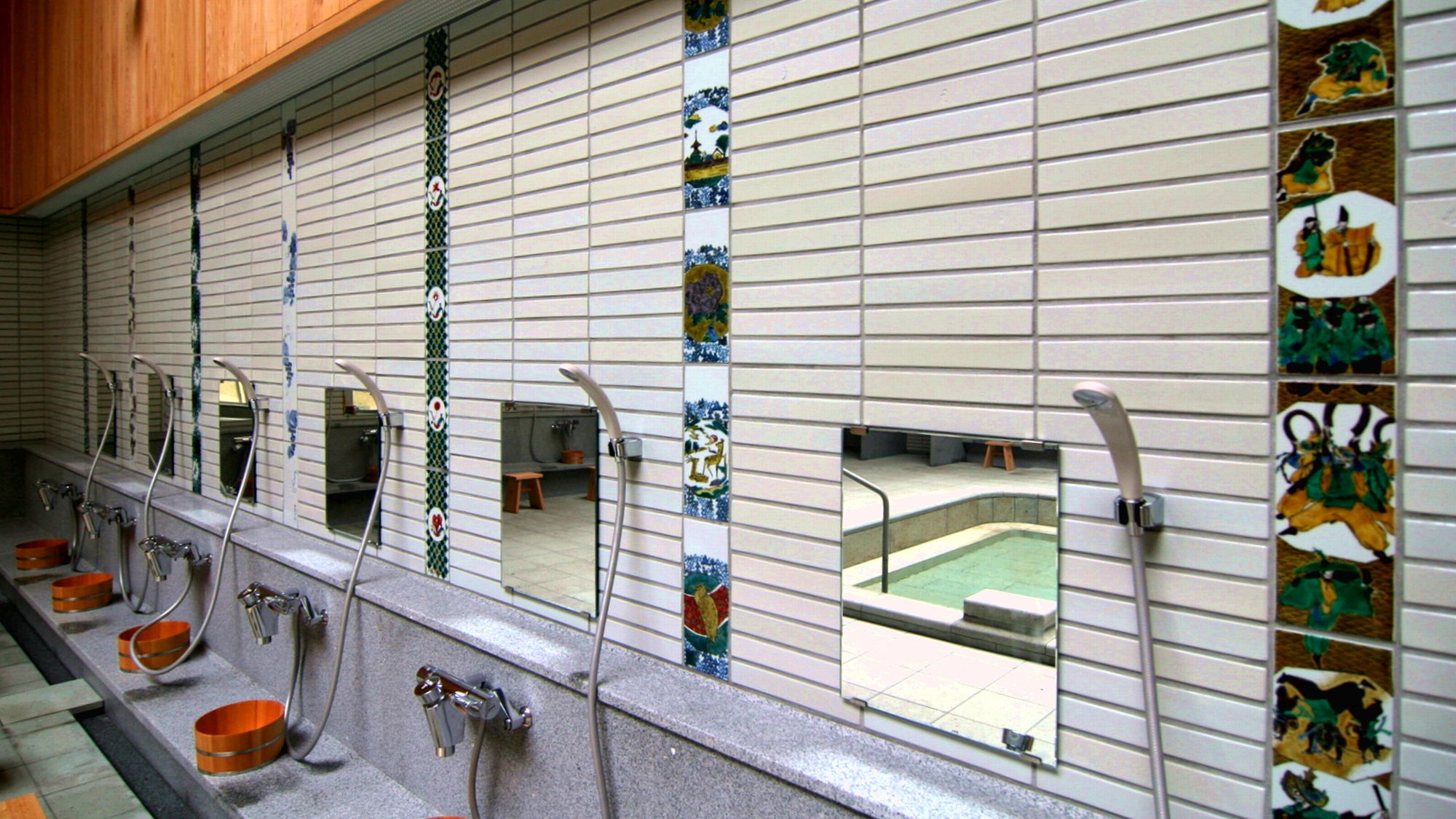 【新総湯・女湯】地元作家が手がけた九谷焼タイルの装飾がお洒落な共同浴場です。