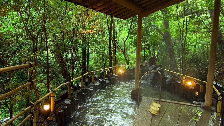 【露天風呂イメージ】緑の木々に包まれて森林浴気分のご入浴をお楽しみください。