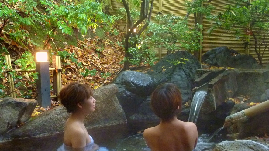 【女性用・露天風呂（花菖蒲）】自然と一体になる心地よさ、女性用の庭園露天風呂イメージ